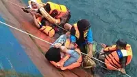 KM Lestari Maju mengangkut 139 penumpang dan puluhan unit kendaraan saat karam di perairan Bira, Sulawesi Selatan. (dok. Basarnas Selayar/Eka Hakim)