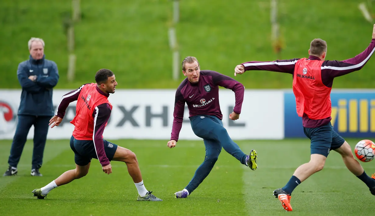 Para Pemain Timnas Inggris Harry Kane (tengah ) dan Kyle Walker (kiri) mengikuti latihan di  St. George’s Park, Inggris, Rabu (07/10/15). (Reuters / John Sibley)