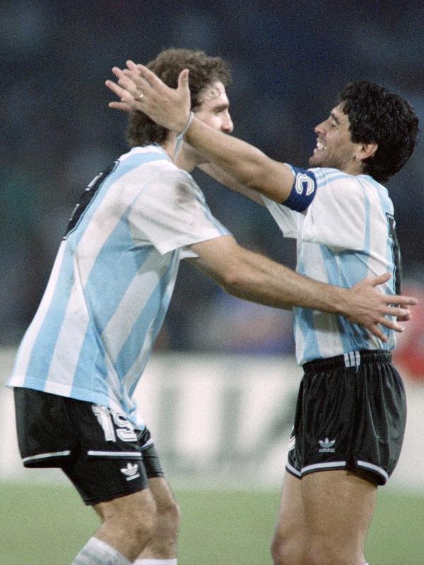 Pemain sepak bola Argentina Diego Maradona (kanan) dan Oscar Ruggeri merayakan kemenangan pada semifinal Piala Dunia di Naples, Italia, 30 Juli 1990. Diego Maradona dikabarkan menutup mata di Tigre, sebuah kawasan di Buenos Aires, ibu kota Argentina. (AFP PHOTO/PATRICK HERTZOG)