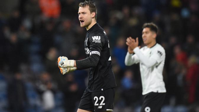 Kiper Liverpool, Simon Mignolet dan rekannya merayakan kemenangan atas Burnley pada lanjutan Premier League di Turf Moor, Burnley, (1/1/2018). Liverpool menang 2-1 atas Burnley.  (AFP/Oli Scarff)