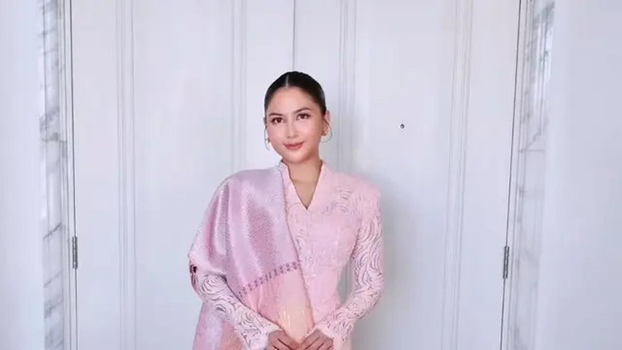 Pesona Jessica Mila Tampil Serba Pink Padukan Kebaya Pink dengan Songket Batak saat Pembaptisan Putrinya