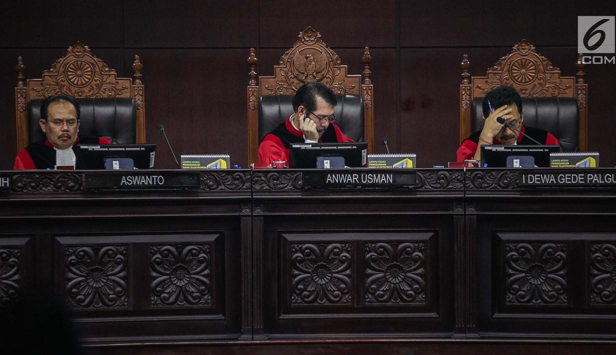 Ekpresi majelis hakim saat memimpin sidang putusan sengketa Pilpres 2019 di Gedung Mahkamah Konstitusi (MK), Jakarta, Kamis (27/6/2019). MK akan membacakan putusan sengketa Pilpres 2019 yang dimohonkan kubu Prabowo-Sandiaga. (Liputan6.com/Faizal Fanani)