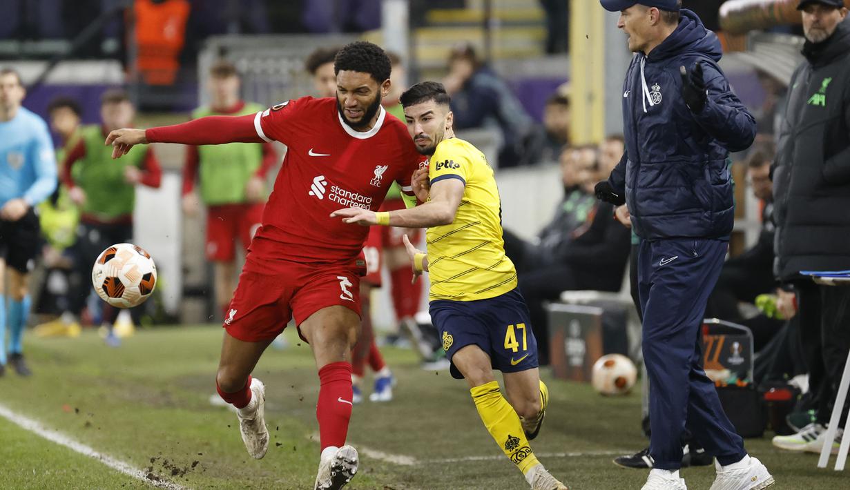 Pemain Liverpool, Joe Gomez (kiri), berebut bola dengan pemain Union Saint-Gilloise, Mohamed Amoura, dalam laga terakhir Grup E Liga Europa 2023/2024 yang berlangsung di Lotto Park, Brussels, Jumat (15/12/2023) dini hari WIB. (AP Photo/Geert Vanden Wijngaert)