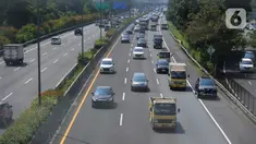 Sejumlah truk melintas di jalan tol di kawasan Jakarta, Senin (19/12/2022). Pemerintah akan membatasi pergerakan angkutan barang bagi truk-truk besar baik yang melewati jalan tol atau jalan arteri pada masa libur Natal 2022 dan Tahun Baru 2023 (Nataru). (Liputan6.com/Angga Yuniar)