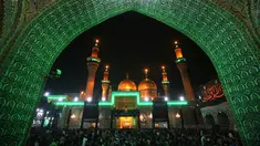 Umat Syiah Irak berdoa di masjid Imam Musa al-Kadzim di distrik utara ibukota Irak, Kadhimiya (11/4). Mereka berkumpul untuk memperingati wafatnya Imam Musa al-Kadzim. (AFP Photo/Ahmad al-Rubaye)