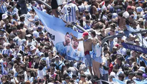 Suporter Timnas Argentina merayakan keberhasilan Lionel Messi dan kawan-kawan menjadi juara Piala Dunia di kota Buenos Aires, Selasa (20/12/2020). (AP Photo/Matilde Campodonico)
