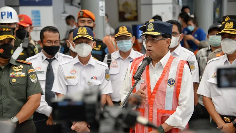 Menteri Perhubungan Budi Karya Sumadi meninjau pemudik yang berangkat dari Stasiun Pasar Senen. Ia mengimbau masyarakat datang sesuai jadwal berangkatnya kereta. (Dok Kemenhub)