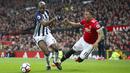 Pemain West Bromwich, Allan Nyom (kiri) berebut bola dengan pemain Manchester United, Anthony Martial pada lanjutan Premier League di Old Trafford, Manchester,(15/4/2018). Manchester United kalah 0-1. (Nick Potts/PA via AP)