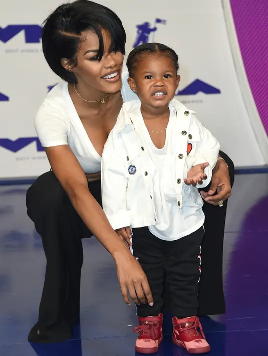 Penyanyi muda Teyana Taylor bersama putrinya, Iman menghadiri ajang MTV Video Music Awards (VMA) 2017 di California, Minggu (27/8). MTV VMA merupakan salah satu acara penghargaan musik yang paling dinanti selain Grammy Awards. (Jordan Strauss/Invision/AP)