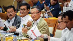 Menteri Energi dan Sumber Daya Mineral (ESDM) Arifin Tasrif (tengah) bersama jajaran mengikuti rapat kerja dengan Komisi VII di Gedung DPR, Jakarta, Rabu (24/5/2023). Rapat tersebut membahas penjelasan terkait perpanjangan izin ekspor tembaga, timah, dan mineral lainnya. (Liputan6.com/Faizal Fanani)