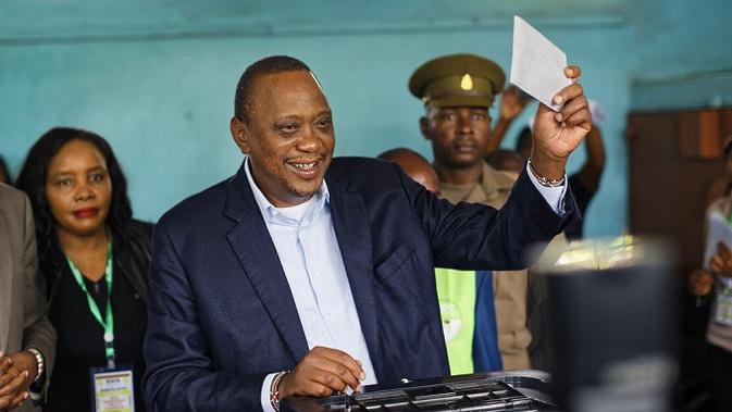 Presiden Uhuru Kenyatta saat memberikan suaranya pada 26 Oktober 2017 (AP Photo/Ben Curtis)