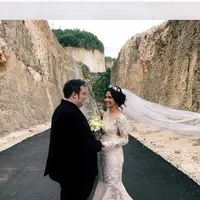 Seperti diketahui, Vanessa Angel dan Didi Mahardika akan meresmikan hubungannya tahun ini. Beberapa waktu lalu keduanya telah tukar cincin. Foto prewedding juga mulai diunggah dalam akun Instagram. (Instagram/vanessaangelofficial)