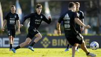 Pemain Argentina Alejandro Garnacho berlari saat sesi latihan sebelum melawan Venezuela pada pertandingan sepak bola kualifikasi Piala Dunia 2022 di Buenos Aires, Argentina, 23 Maret 2022. (AP Photo/Natacha Pisarenko)