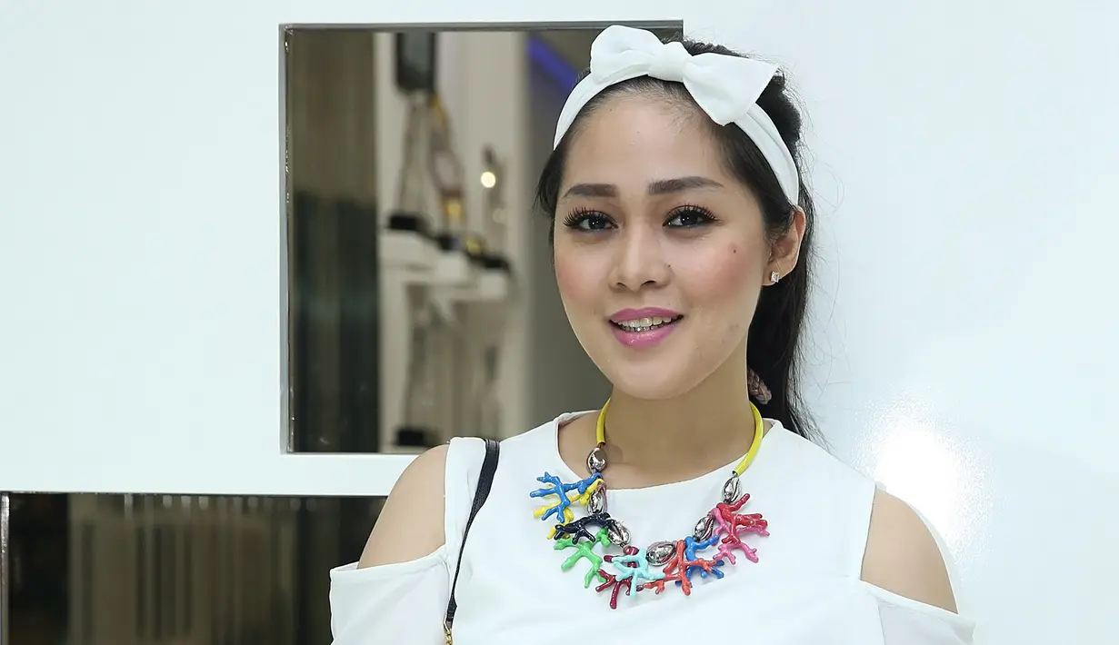 Menjawab kurang harmonis keluarganya saat itu, pasangan ini sering terlihat jalan berdua. Diantaranya melayat bareng saat ayah Ruben Onsu meninggal dunia. Selain itu, menjenguk Julia Perez di RSCM. (Bambang E. Ros/Bintang.com)