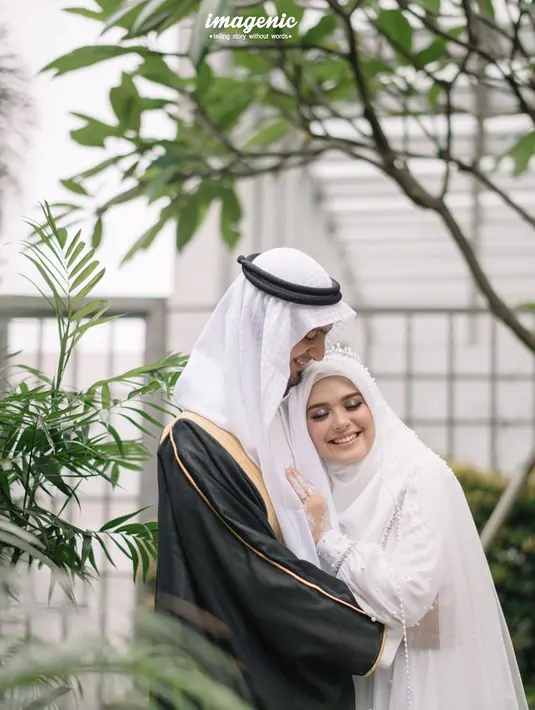 Laki-laki yang sudah resmi menjadi suami Vebby ini mengaku meminta izin orangtua lebih dulu sebelum memulai chat dengan Vebby. Sebelumnya pun mereka belum pernah saling bertemu. (Instagram/vebbypalwinta)