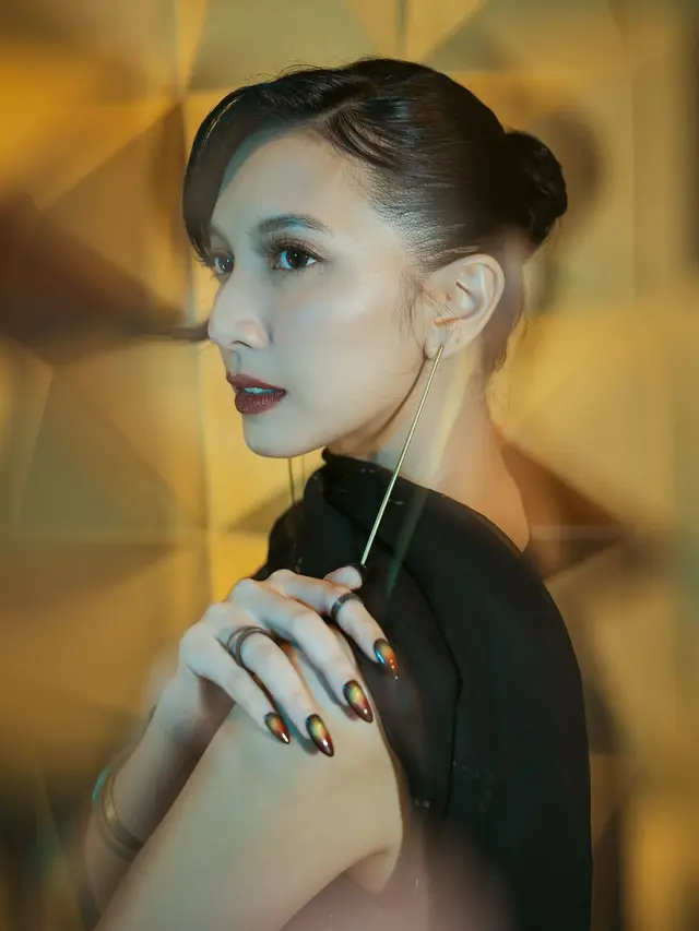 Potret Menawan Sheila Dara dengan Makeup Bold dengan Fake Nails Metalik ala Aurora di Gala Premiere Film SORE