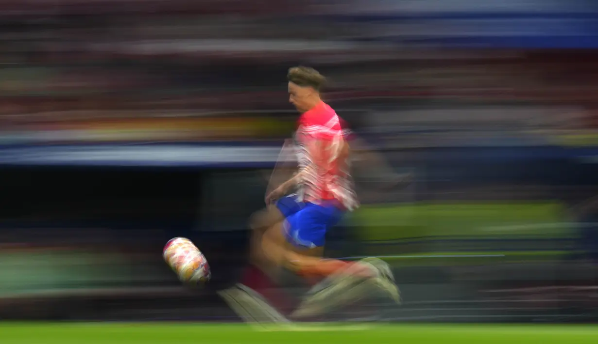 Pemain Atletico Madrid, Marcos Llorente, menggiring bola saat melawan Borussia Dortmund pada leg pertama perempat final Liga Champions di Stadion Metropolitano, Kamis (11/4/2024). (AP Photo/Manu Fernandez)