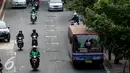 Sejumlah ojek aplikasi melintas diantara angkutan umum bus di kawasan Sudirman, Jakarta, Kamis (8/10/2015). Ketua DPD Organda DKI mencatat adanya penurunan penumpang angkutan umum Hingga 40 Persen. Liputan6.com/Faizal Fanani)