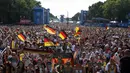 Puluhan ribu warga Jerman berkumpul menyaksikan Thomas Mueller dkk berlaga melawan Perancis di laga perempat final Piala Dunia 2014 di Taman Fanmaeile, Berlin, (4/7/2014). (REUTERS/Steffi Loos)