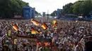 Puluhan ribu warga Jerman berkumpul menyaksikan Thomas Mueller dkk berlaga melawan Perancis di laga perempat final Piala Dunia 2014 di Taman Fanmaeile, Berlin, (4/7/2014). (REUTERS/Steffi Loos)