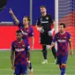 Gelandang Barcelona, Ivan Rakitic (kiri belakang) berselebrasi usai mencetak gol ke gawang Athletic Bilbao pada lanjutan La Liga Spanyol  di stadion Camp Nou, Barcelona (23/6/2020). Barcelona menang tipis atas Bilbao 1-0. (AFP/Pau Barrena)
