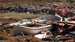 Jaket pelampung terlihat didalam perahu rusak yang digunakan para imigran, di tempat pembuangan sampah di Mithymna, pulau Lesbos, Rabu (5/10). Para imigran mendarat di Yunani untuk mencari kehidupan baru di Eropa. (REUTERS/Alkis Konstantinidis)
