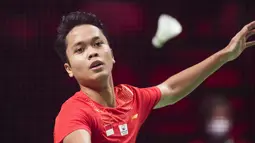 Tunggal putra Indonesia, Anthony Sinisuka Ginting bertanding melawan Lu Guang Zu (China) pada laga pertama final Thomas Cup 2021 di Aarhus, Denmark, Minggu (17/10/2021). Anthony Ginting harus melakoni rubber game untuk menaklukkan Lu Guang Zu 18-21, 21-14, 21-16 (Claus Fisker/Ritzau Scanpix via AP)