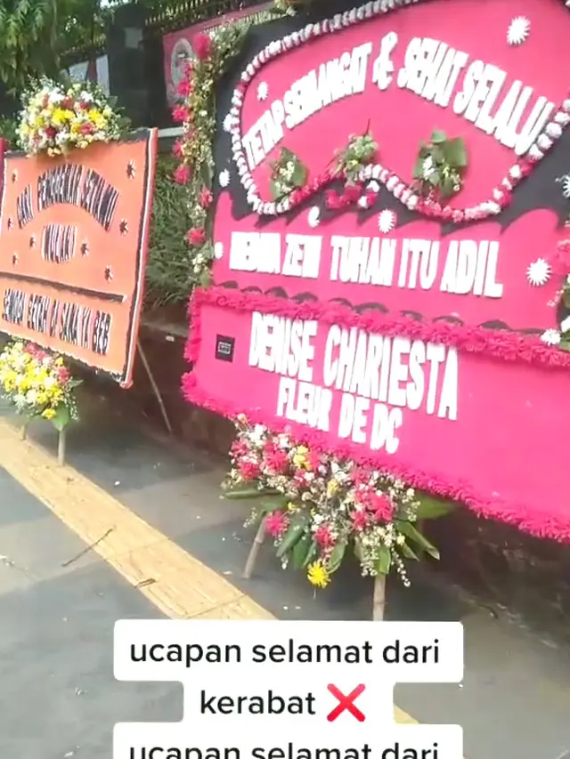 Karangan Bunga dari Korban Medina Zein