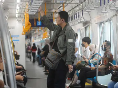 Penumpang tak bermasker dalam gerbong kereta moda raya terpadu (MRT) di Jakarta, Senin (12/6/2023). (merdeka.com/Arie Basuki)