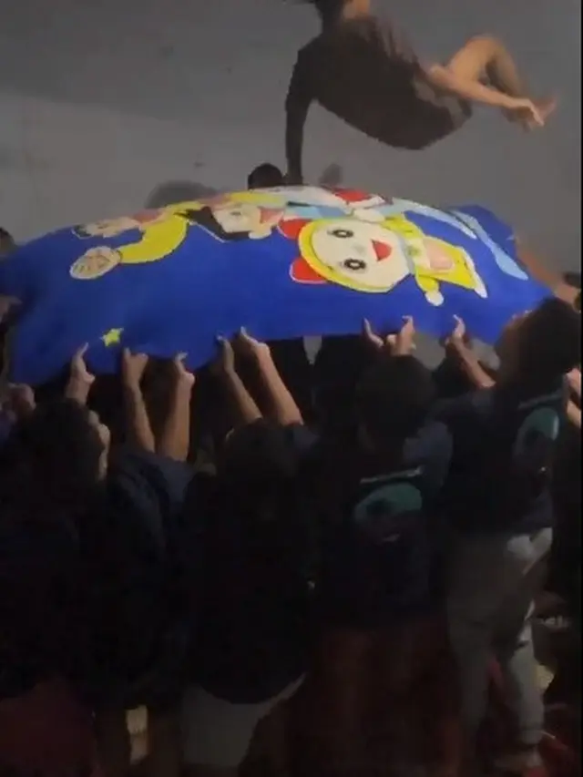 santri main trampolin