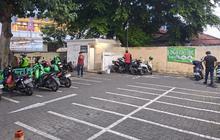 Mengais Rupiah Tanpa Khawatir Diusir