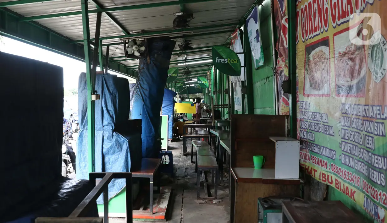 Suasana warung kaki lima yang tutup di kawasan Kuningan, Jakarta, Kamis (2/4/2020). Minimnya aktivitas perkantoran di Jakarta akibat pandemi COVID-19 membuat sejumlah pedagang warung kaki lima memilih untuk menutup dagangannya karena sepi pembeli. (Liputan6.com/Helmi Fithriansyah)
