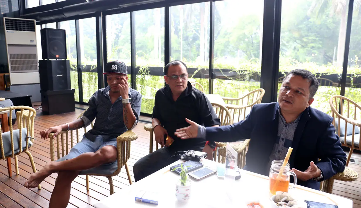 (dari kiri) Pemain Sriwijaya FC, Ferdinand Sinaga, Perwakilan Manajemen Sriwijaya FC, Ahmad Haris, Faisal Mursyid memberikan keterangan pers usai sidang Komisi Disiplin di Hotel Century, Jakarta, Jumat (4/12/2015). (Bola.com/Nicklas Hanoatubun)