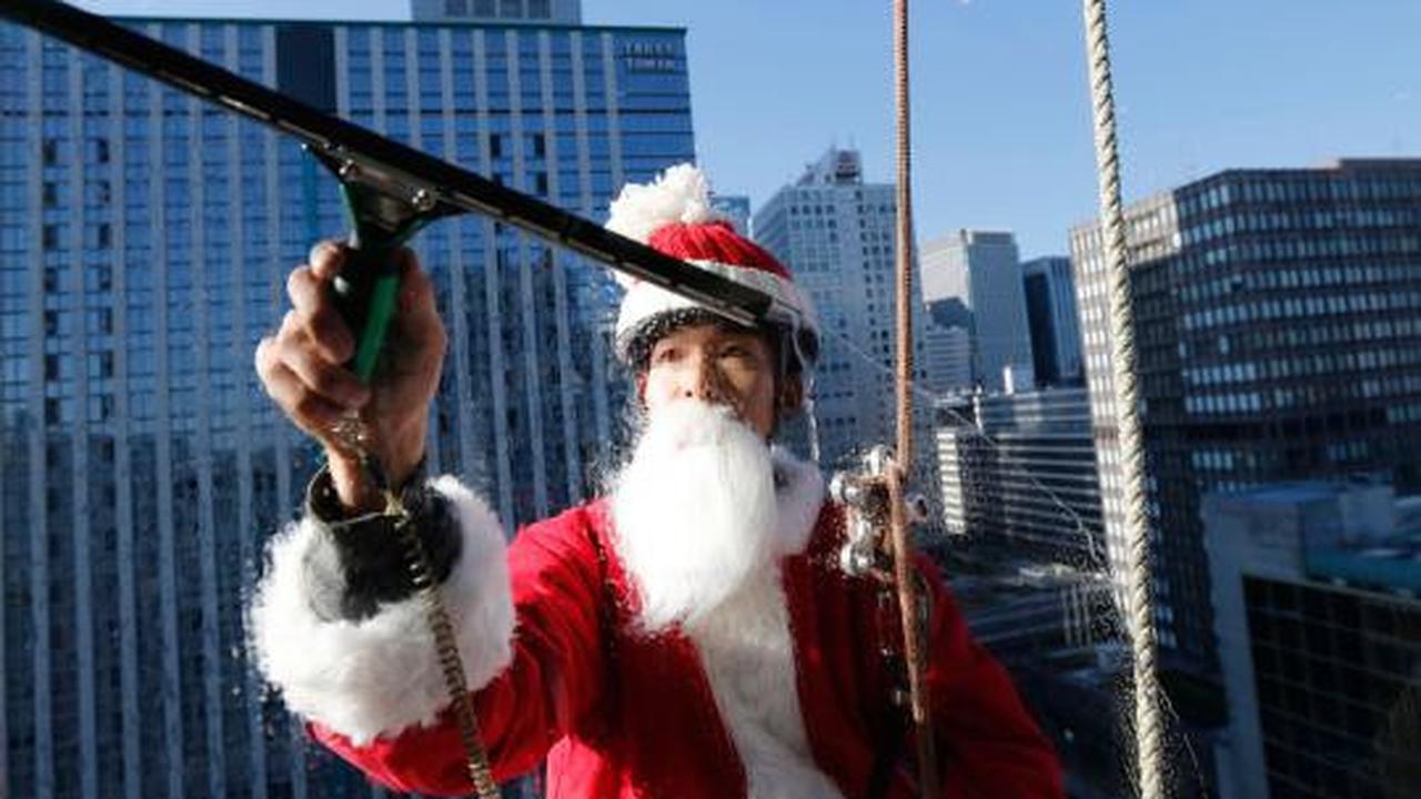 Santa Claus jadi petugas pembersih kaca gedung