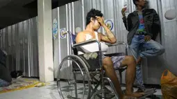 Seorang pasien rumah sakit M.Djamild meninggalkan ruang rawat pasca gempa yang dirasakan dikota Padang, Sumbar, Rabu (11/4). Gempa berkekuatan 8,5 SR berdampak ke wilayah Aceh, Sumatera Utara, Sumatera Barat, Bengkulu dan Lampung sehingga warga banyak mengungsi ke temapt yang lebih aman. (Antara)
