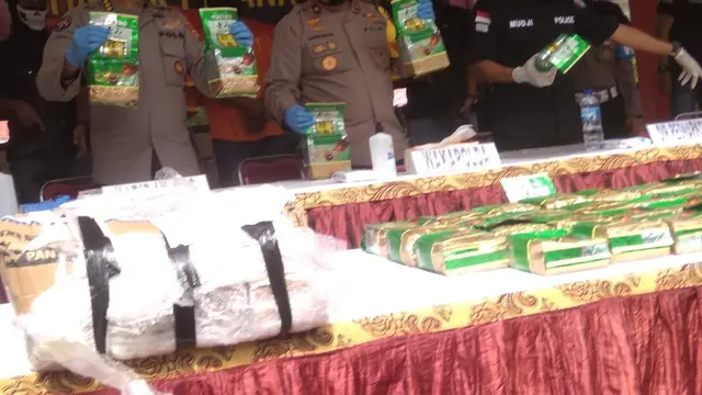 Sebanyak 46 bungkus atau sekitar 46 kilogram narkotika jenis sabu diamankan oleh opsnal Ditresnarkoba Polda Kepri di Pulau Terong, Belakang Padang, Batam. (Foto: Liputan6.com/Ajang Nurdin)