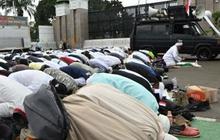 FOTO: Momen Pengunjuk Rasa Tuntut Hak Angket Gelar Jumatan di Depan Gedung DPR