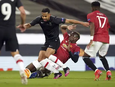 Gelandang Manchester United, Paul Pogba (kanan) berusaha menghadang gelandang Granada Yangel Herrera dalam leg kedua perempat final Liga Europa di Stadion Old Trafford, Jumat dinihari WIB (16/4/2021). MU menunjukkan dominasinya atas Granada usai mencatat kemenangan 2-0. (AP Photo/Dave Thompson)
