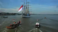 Kapal latih tiang tinggi legendaris KRI Dewaruci singgah di Pelabuhan Penumpang Bandar Deli, Belawan, Medan, Sumatera Utara. (Liputan6.com/Reza Efendi)