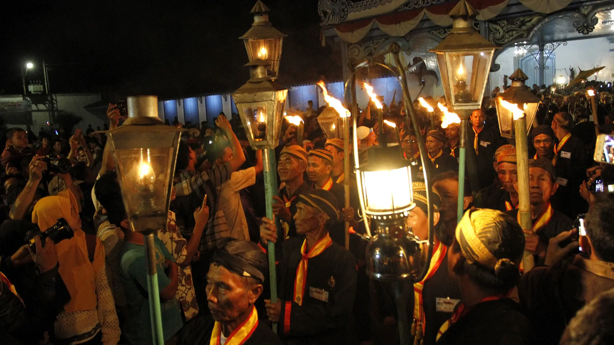 Para abdi dalem dengan membawa lampu petroma dan obor api untuk mengawal kirab pusaka yang digelar Keraton Kasunanan Surakarta, Kamis malam (21/9).(Liputan6.com/Fajar Abrori)
