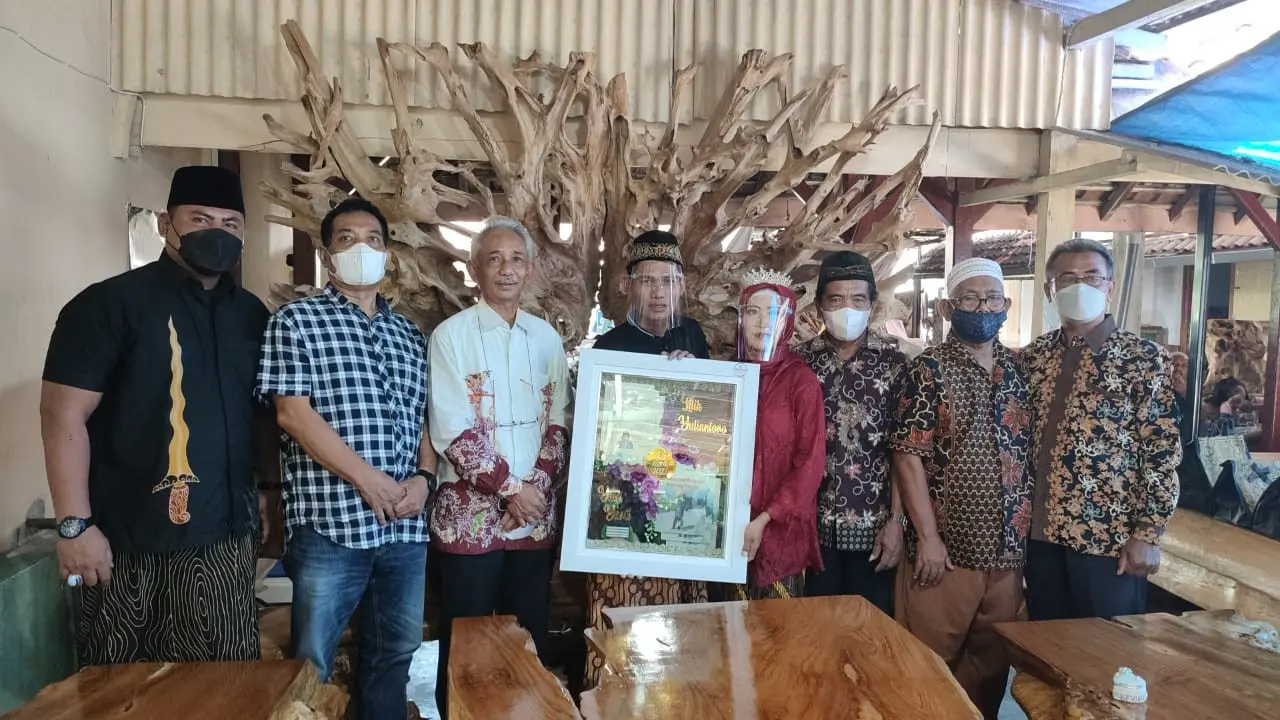 Buku berjudul "Mengawal Program Bantuan Pangan di Blora" menjadi salah satu maskawin pernikahan wartawan Blora. (Liputan6.com/Ahmad Adirin)