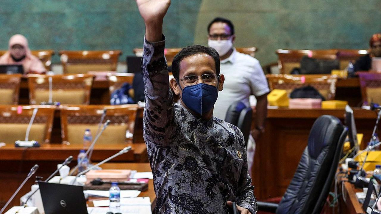 Sebelumnya, Nadiem Makarim mengeluarkan regulasi baru mahasiswa S1 dan Sarjana Terapan bisa lulus tanpa harus skripsi. Sebelumnya, mahasiswa sarjana maupun sarjana terapan wajib membuat skripsi.