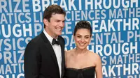 Penampilan Ashton Kutcher dan Mila Kunis berpose di karpet merah Breakthrough Prize Awards di California, 3 Desember 2017. Ashton terlihat gagah dalam balutan tuxedo hitam, sedangkan Mila tampil elegan dengan dress two piece. (Peter Barreras/Invision/AP)