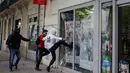 Sejumlah warga memecahkan kaca jendela sebuah bank selama unjuk rasa memprotes perubahan hukum perburuhan/ketenagakerjaan yang akan dilakukan pemerintah di Nantes, Prancis (26/5). (REUTERS / Stephane Mahe)