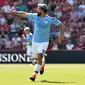 Striker Manchester City Sergio Aguero merayakan gol ke gawang Bournemouth pada laga Liga Inggris di Vitality Stadium, Minggu (25/8/2019). (AFP/Glyn Kirk)