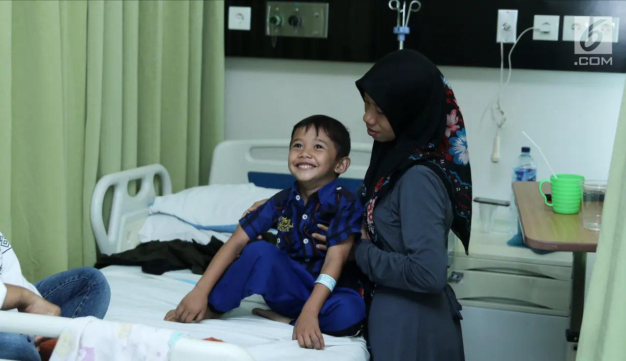 Seorang ibu menguatkan anaknya sebelum masuk ruang operasi di RS EMC, Bogor, Jawa Barat, Sabtu (21/4). RS EMC menggelar operasi hernia kepada 60 pasien. (Liputan6.com/Herman Zakharia)