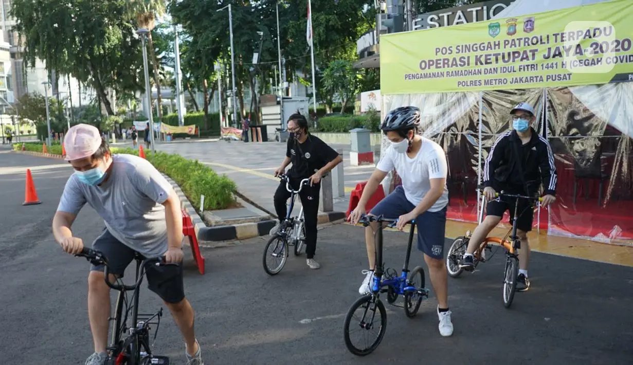 Sejumlah pesepeda beraktivitas di kawasan Bundaran HI, Jakarta, Minggu (24/5/2020). Adanya PSBB serta Hari Raya Idul Fitri 1441 H dimanfaatkan sebagian warga untuk bersepeda di jalan protokol yang sepi dibanding hari biasa. (Liputan6.com/Immanuel Antonius)