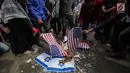 Puluhan massa membakar bendera Amerika Serikat dan Israel dalam Aksi Bela Palestina di depan Kedubes AS, Jakarta, Jumat (15/12). Mereka memprotes sikap Presiden Donald Trump yang mengakui Yerusalem sebagai Ibu Kota Israel. (Liputan6.com/Faizal Fanani)