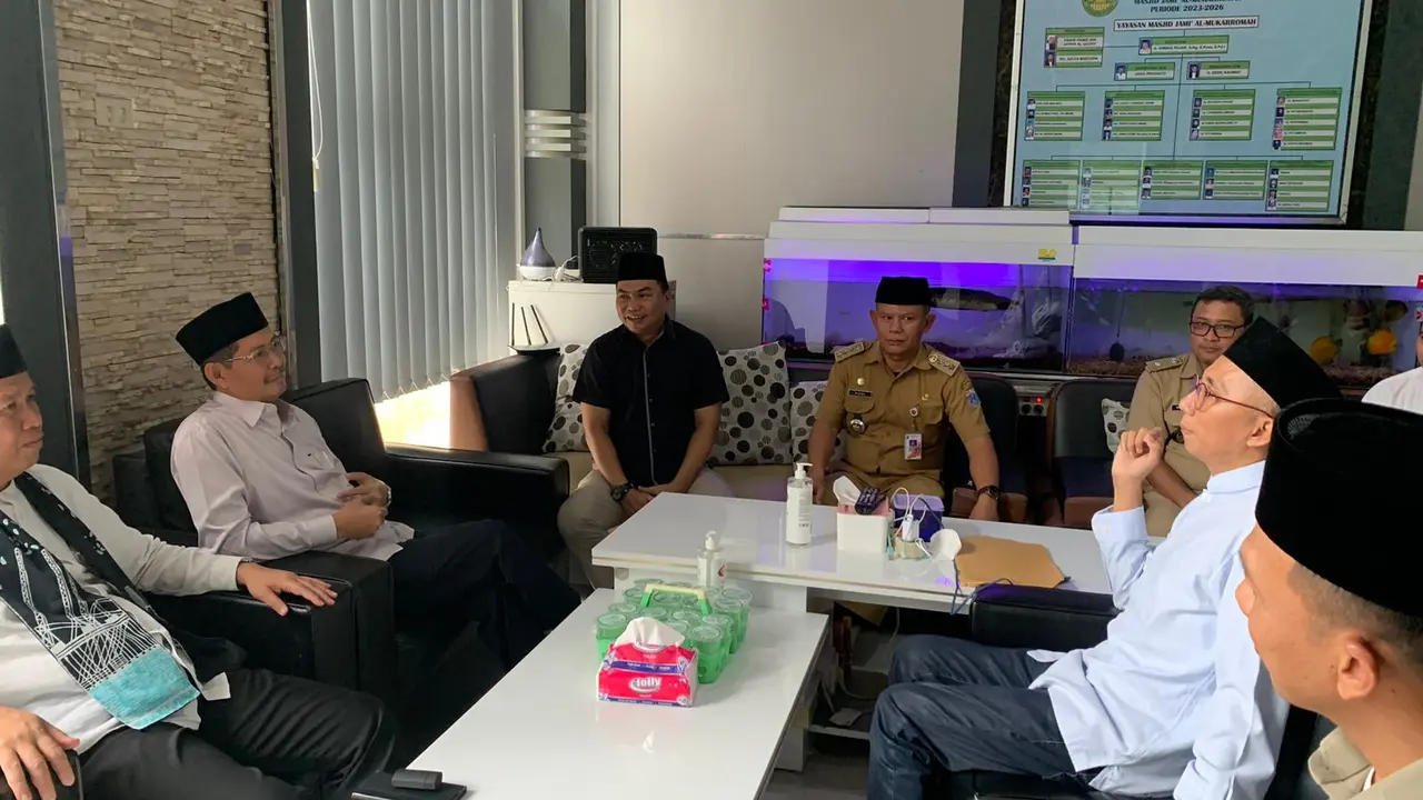 Deputi Gubernur Provinsi DKI Jakarta Marullah Matali saat bersilaturahmi dengan pengurus Yayasan Masjid Mukarromah, Ramdansyah. (istimewa)