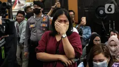 Salah seorang Elizer Angels, pendukung Richard Eliezer Pudihang Lumiu atau Bharada E menangis saat menyaksikan terdakwa Richard Eliezer Pudihang Lumiu menjalani sidang dengan agenda pembacaan tuntutan oleh Jaksa Penuntut Umum (JPU) dalam kasus pembunuhan Brigadir Yosua Hutabarat atau Brigadir J di Pengadilan Negeri Jakarta Selatan, Rabu (18/1/2023). Richard Eliezer Pudihang Lumiu dituntut 12 tahun penjara. (Liputan6.com/Johan Tallo)